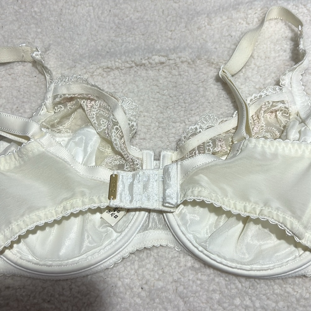 Chantelle Bra 70F/32DDD - Picture 3 of 7
